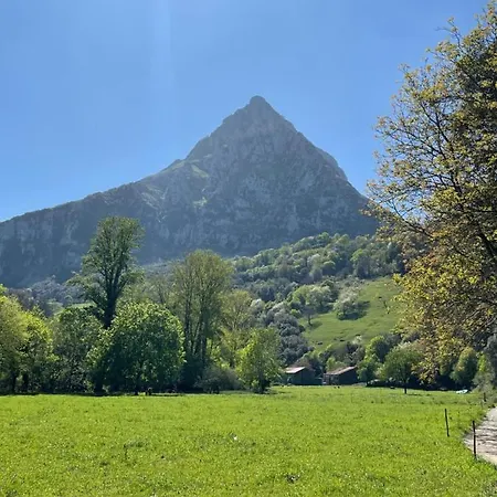 Сasa de vacaciones La Casa Azul, Un Oasis De Calma, Vistas Impresionantes Con Piscina, Saltador, Barbacoa Y Acceso Al Río Asón Ramales de la Victoria