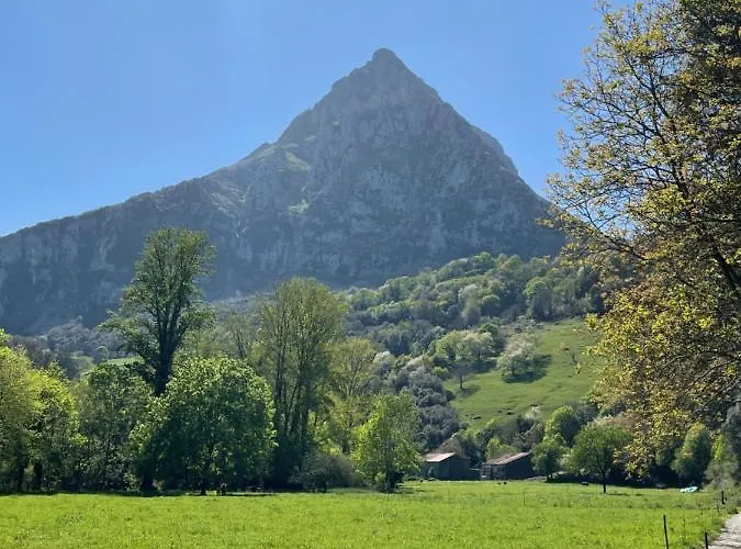 Holiday home La Casa Azul, Un Oasis De Calma, Vistas Impresionantes Con Piscina, Saltador, Barbacoa Y Acceso Al Rio Ason Ramales de la Victoria